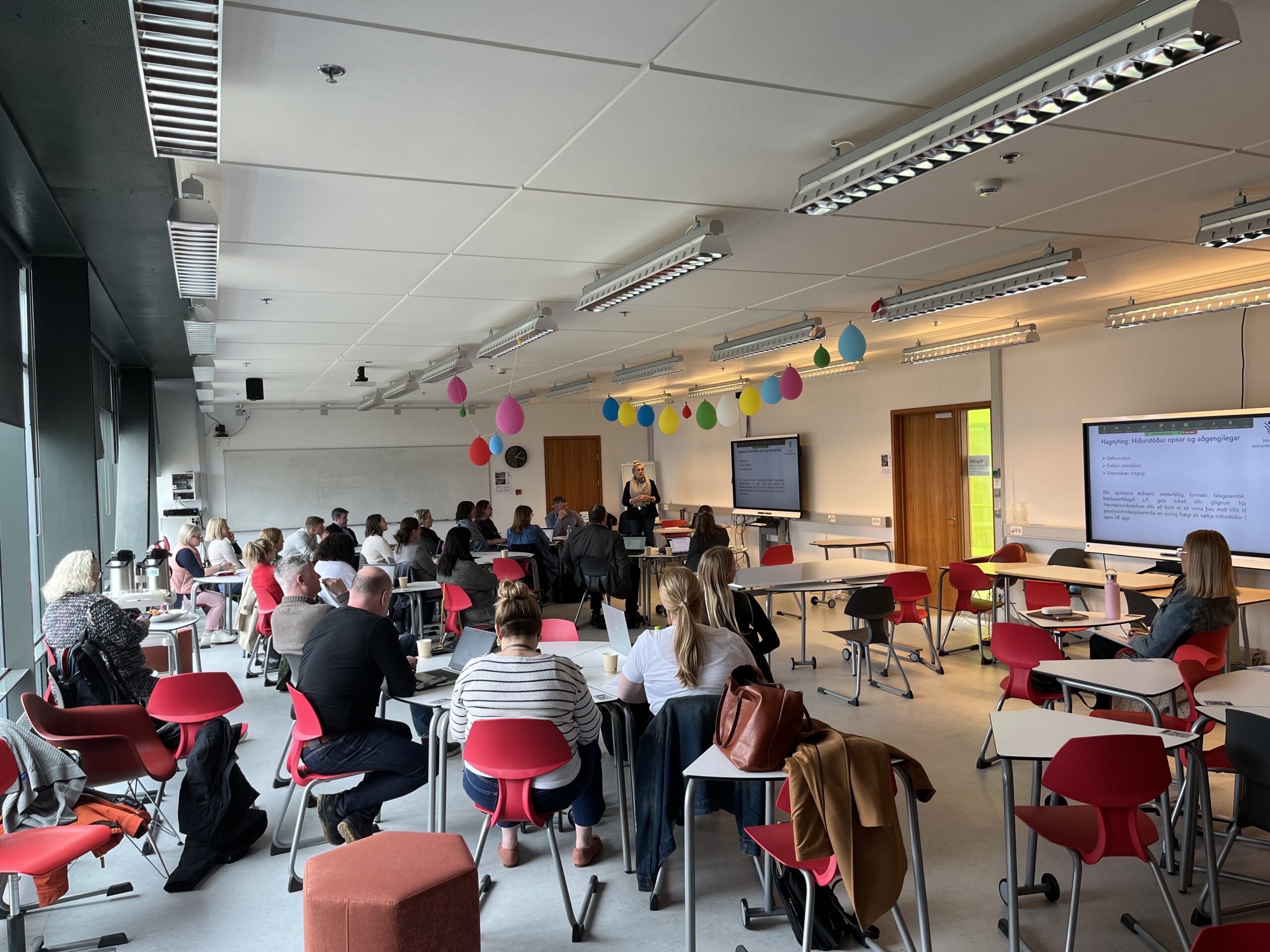 Ragný kynnir á vinnustofu